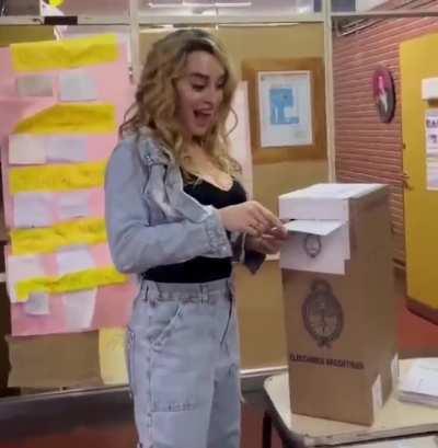 A nova 1° Dama da Argentina. Um voto, a apuração acaba.