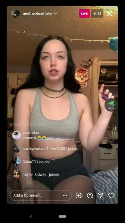 She's live rn🔥🔥