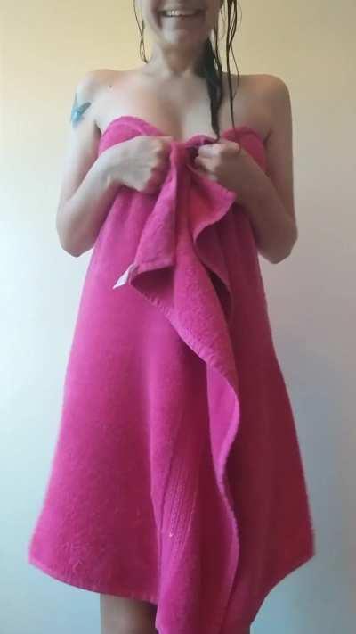 A little shy lately about revealing my tiny tits, so I hope a few earlybirds give me a lil love 💖