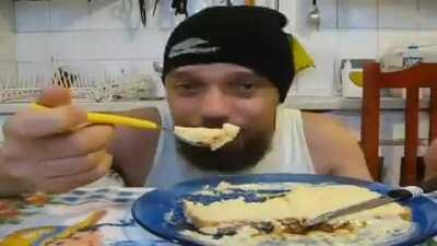 Bluezão Demonstra Como Cantar Comendo...