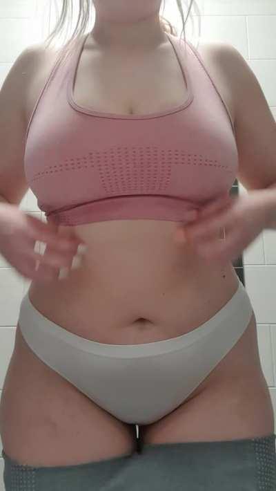 Are you into thicc gym girls who love to strip?