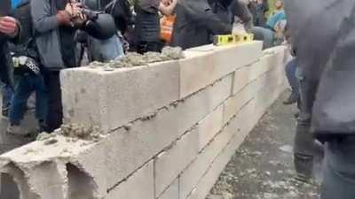 viste cuando te dicen que en europa no permitirían jamás los piquetes? bueno.. Francia: las protestas en el país alcanzan un nuevo nivel. Este fin de semana, las autopistas están siendo bloqueadas con bloques de hormigón. Imágenes muestran el bloqueo de l