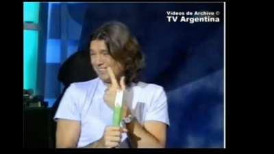 (Momento Incomodo) Tinelli se tienta de la cara de un participante