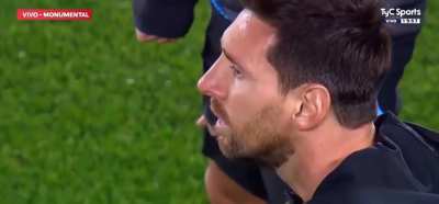 Messi emocionado ouvindo a torcida cantar o seu nome no seu último jogo pela seleção na Argentina