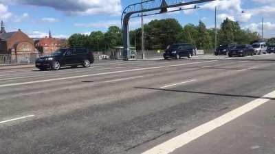 Fangede Pompeo og hans entourage på langebro. Eller.. det tror jeg da i hvert fald det var.