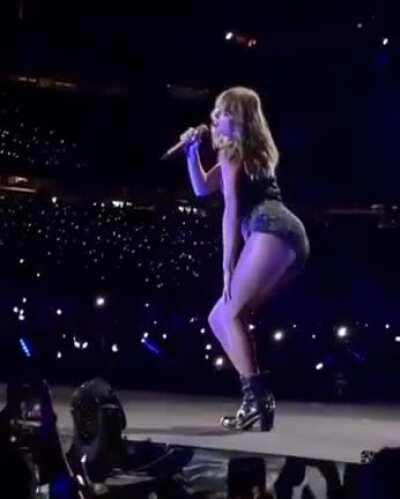 Taylor Swift loves teasing her fans