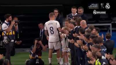 Real Madrid players gather around with the guard of honor for the one last time as Toni Kroos departs from Santiago Bernabeu for the last and the final time forever.