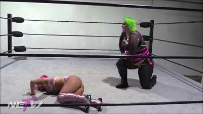 Alex Gracia has a bad time against Jessicka Havok