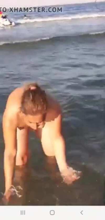 NSFW Moderatoare pacifista la mare
