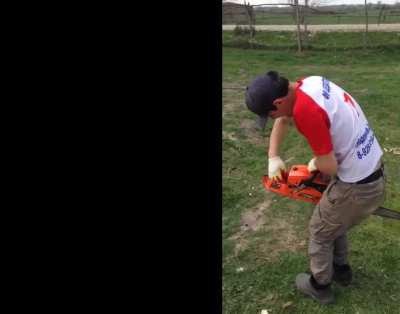 Interesting way of starting up his chainsaw 🤣