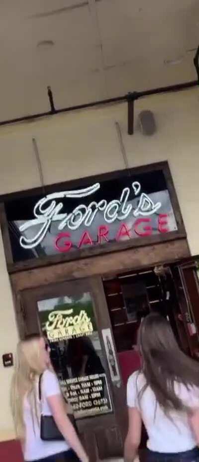 Laura Müller in sehr engen und kurzen Hotpants