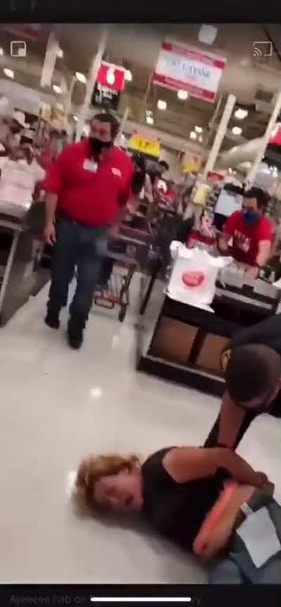 Lady in Texas HEB refused to wear mask, gets slammed. Calls cop midget.