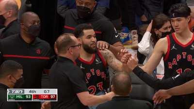 [Highlight] Fred Vanvleet wants to make sure his team doesn't throw a 4 point lead with 0.7 remaining: 