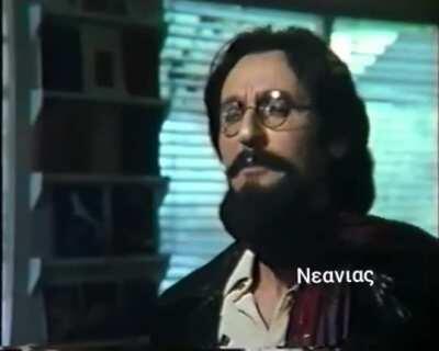 Μέσος νεανιας σήμερα, παγκόσμια μέρα ποίησης, σα βγει στο πηγαιμό για να γνωρίσει κορασιο