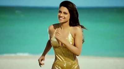 PRIYANKA CHOPRA GOLDEN BIKINI HOT BODY SHOW
