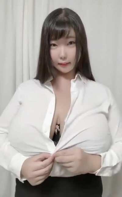 Momose Momo show her little bra