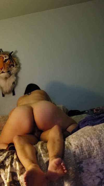 Spreads it after cumming 