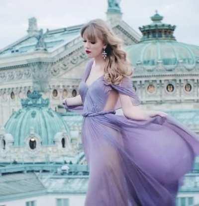 Taylor Swift in this dress 😍