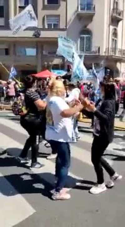 Estan festejando una derrota? Argentina, un gran pais.