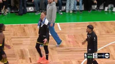 [Highlight] Steph Curry deadeyes a half court buzzer beater at halftime