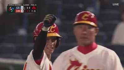 [Highlight] Pei Liang hits a game-tying single for Team China in the 7th