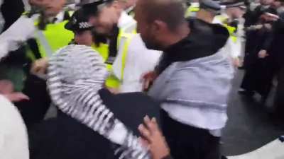 Policemen maintain maximum tolerance against Pro Palestinian rioters in London