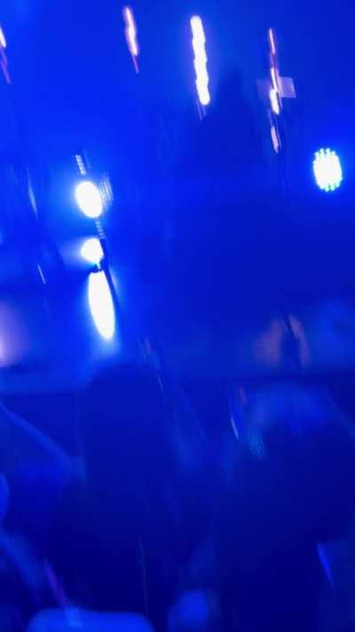 HE DOIN PUSH UPS ON STAGE LMAO