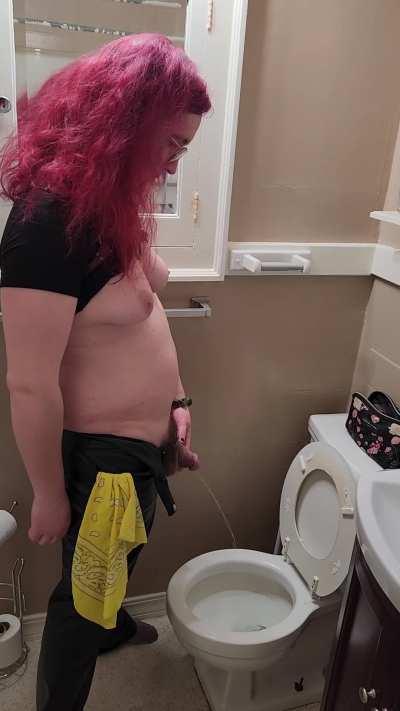 Taking a piss while flagging piss kink hehe