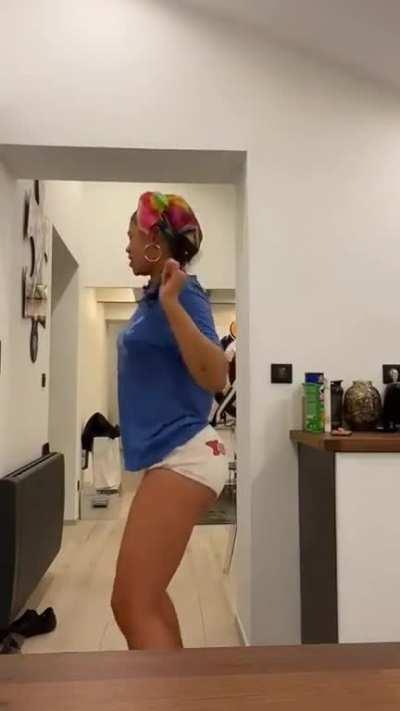 I know this is old but this will forever be another one of my fave videos of her💘💦❤️🍑