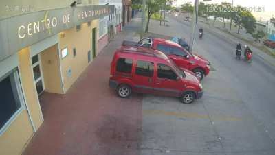 La Matanza: Policía se defendió a los tiros de cuatro motochorros y dejó a uno en grave estado