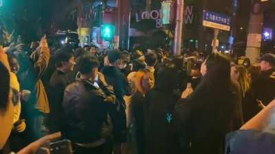 Mass protest in Shanghai today, where people are chanting “CCP step down. Xi Jinping step down”. Protests are rare in China, anti-government mass protests even seem unprecedented.