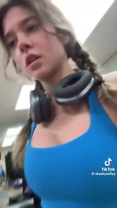 Man i love her in those tight gym fits