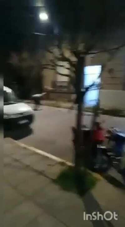 Durante las protestas por el femicidio de una chica de 18 años, la policia reprime disparando balas de goma en el rostro a una joven. Rojas, Bs As.