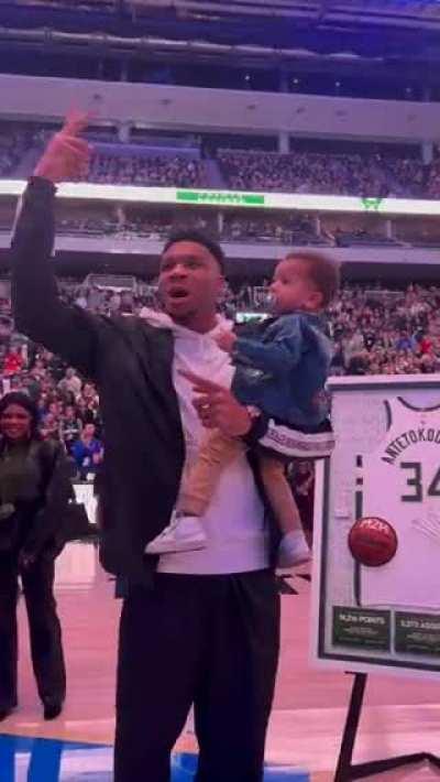 [Highlight] Giannis letting the crowd know he wants a 2nd ring