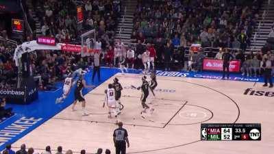 [Highlight] The play where Tyler Herro broke his hand