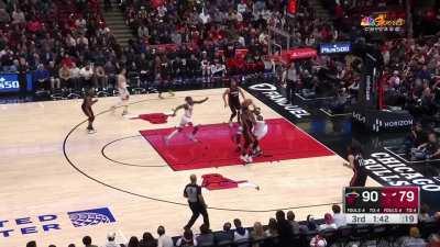 [Highlight] Jaime Jaquez Jr. contests Drummond's dunk and hits another corner 3