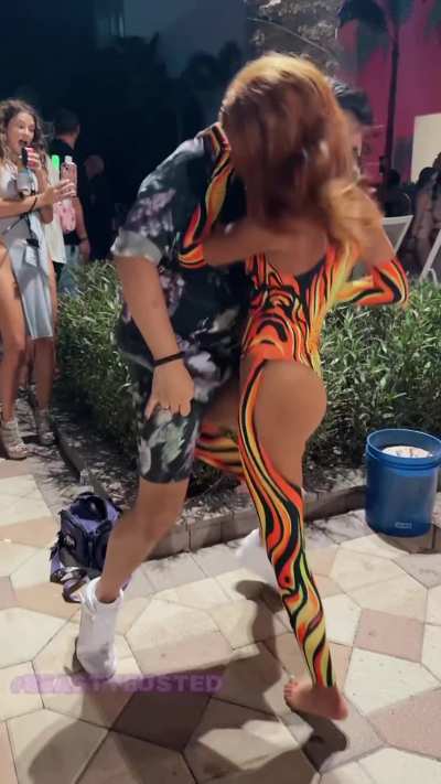 Another greeting from Aria Nicole at a pool party.. She went OFF with the knees 🔥 