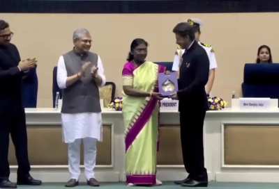 Shah Rukh Khan awarded Best Actor at the 71st National Film Awards