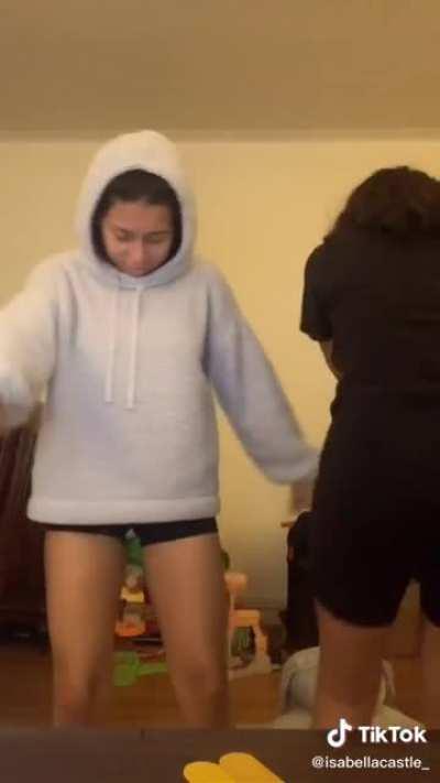 Julia on the right wit da fattie😍