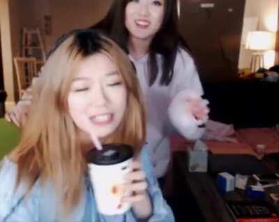 Kimi touching Jaime 😳