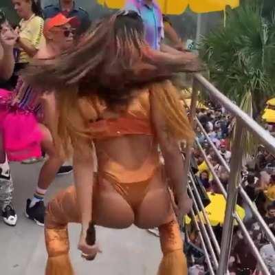 Bom dia! Acordar com esa bunda na minha rola