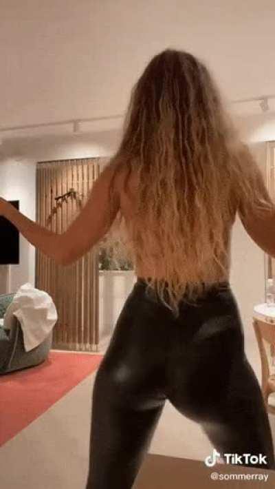 Sommer Rays ass in leather bouncing around is making me very horny🥵🥵