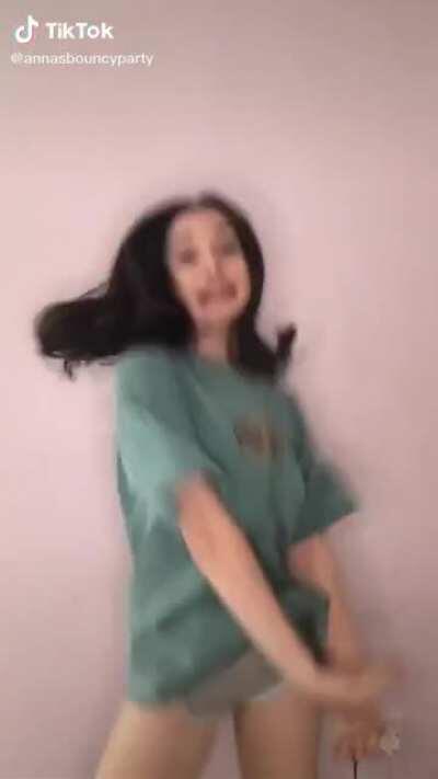 Anna has a new/backup TikTok