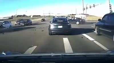 Автопилот теслы спас машину от аварии