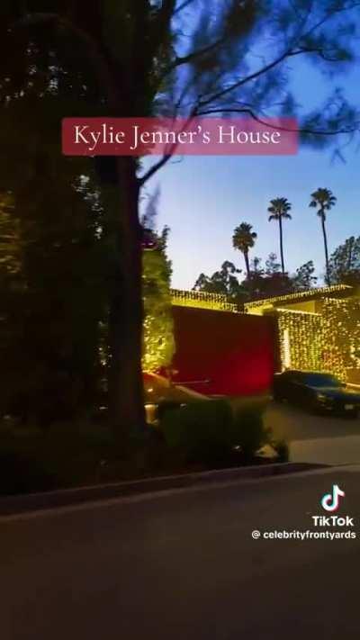 Kim and Kylie’s Christmas Lights