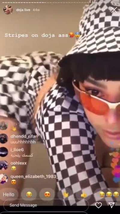 🤍Doja throwing it back while wearing black and white stripes on🖤
