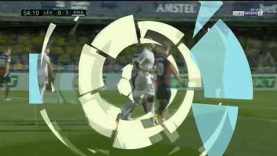 Vini Jr fazendo algo que ele gosta.