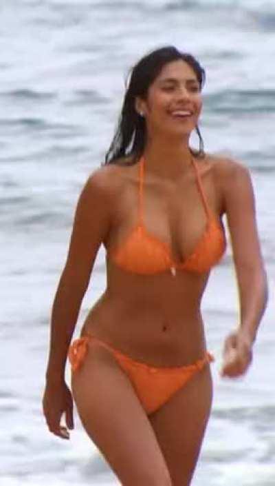 Chilean model Pia Loyola Blanco (Birthing Hips/Hourglass)