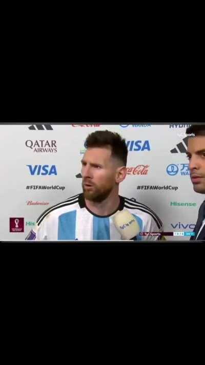 Alta en el cielo un águila guerrera, audaz se eleva a vuelo triunfal, azul un ala, del color del cielo, azul un ala, del color del mar