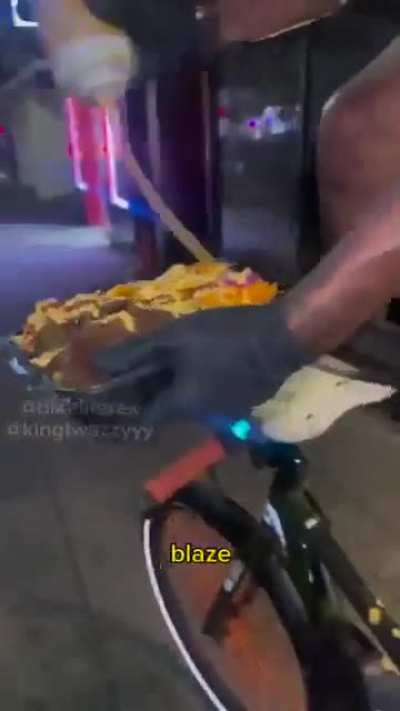 Régis prépare à manger debout sur un vélo